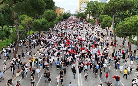 Tiran'da Trump bağlantılı turizm projesi protestosunda polis tazyikli su kullandı