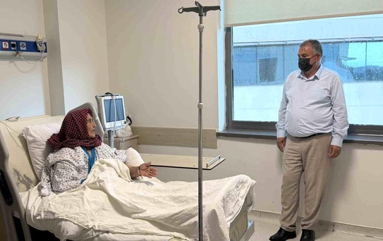 Başkan Pütün, Yaşayan İnsan Hazinesi Halime Özke'ye hastanede ziyaret etti