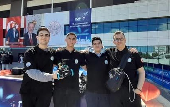 Burhaniyeli Öğrencilerden Robot Yarışmasında Büyük Başarı