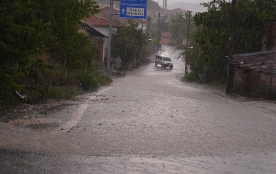 Dodurga'da Dolu ve Sağanak Hayatı Olumsuz Etkiledi