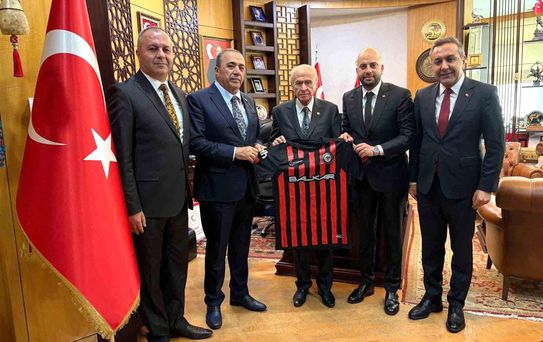 MHP Lideri Bahçeli'ye Süper Lig'e yükselen Çorum FK forması hediye edildi