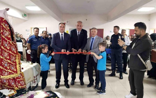 Aslanapa'da yılsonu sergisi açıldı