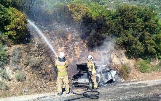 Karaburun'da Otomobil Yangını Kontrol Altına Alındı