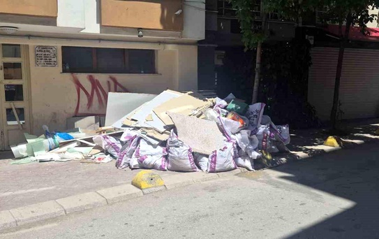 Eskişehir'de Kaldırım Molozlarla Kapandı