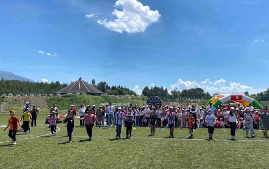 Şaphane'de çocuk oyunları ve uçurtma şenliği coşkusu