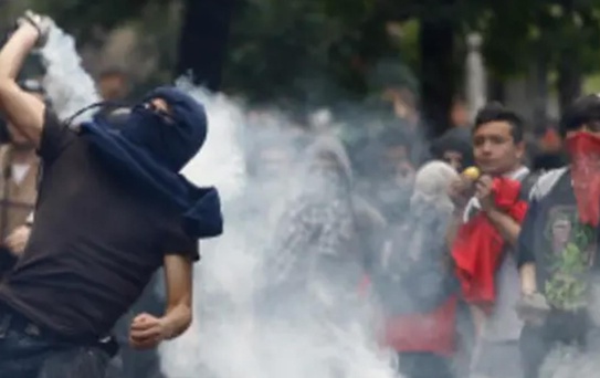 Şili'de öğrenci protestoları: 25 yaralı