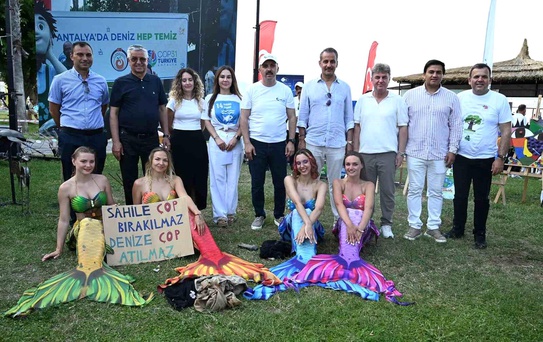 Antalya'da 'deniz kızları' eşliğinde dip temizliği