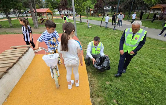Başkan kolları sıvadı, gençlerle birlikte çöp topladı: 'Küçük ihmal büyük felakete dönüşebilir'