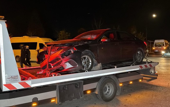 Otomobilin Çarptığı Servis Minibüsü Devrildi: 7 Yaralı