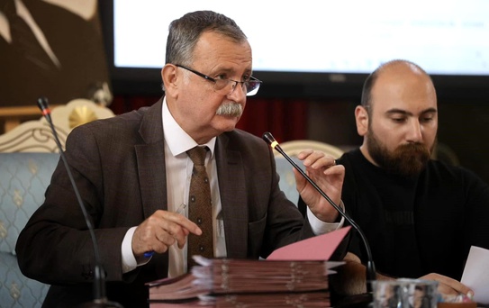Yunusemre Meclisi'nde Özgür Özel gerginliği