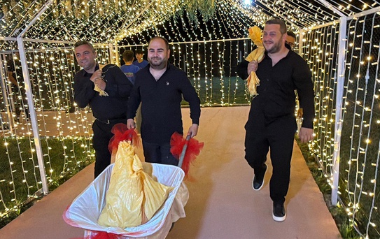 Tokat'ta arkadaşları damada 10 bin liralık madeni para taktı