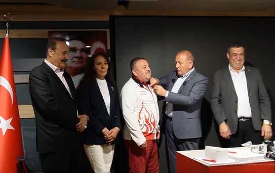 Gürsel Tekin, CHP'ye geri dönen partililere rozet taktı