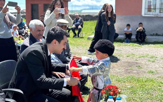 Kars'ta Köy Okulunda Renkli Yılsonu Gösterisi