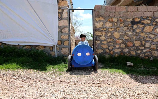 Baba, Engelli Çocuğu İçin Paletli Araç Yaptı