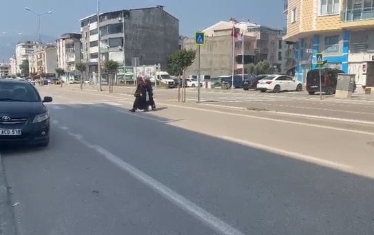 Otomobilin çarptığı kadın ağır yaralandı