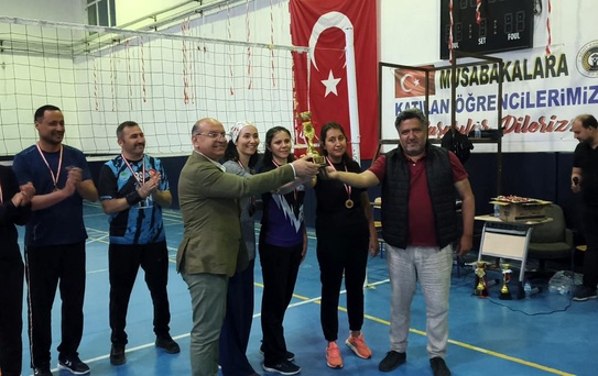 Şehit öğretmen anısına voleybol turnuvası