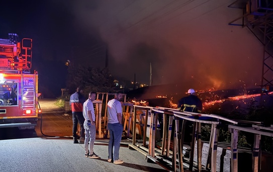 Ayancık'ta Fabrika Depo Yangını