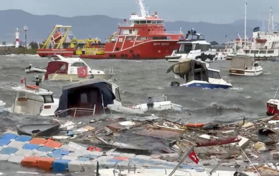 Tuzla'da Sualtı Temizliği Yapıldı