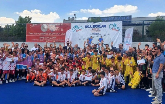Akşemseddin Ortaokulu'ndan Çim Hokeyi Başarısı
