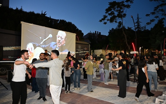 Demirci’de Gezen Sinema Tırı Coşkulu Etkinlik Düzenledi