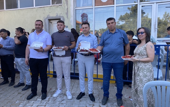 Alaşehir'de kiraz yeme yarışması: 5 dakikada 1.5 kilo kiraz