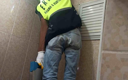Sıkışan Yavru Kedi Kurtarıldı