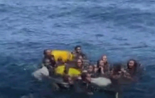 Batmak üzere olan bottaki 48 kişiyi Türkler kurtardı