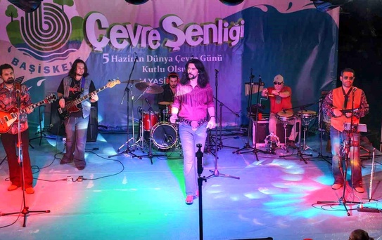 Anadolu Retro'dan Barış Manço şarkılarıyla konser coşkusu