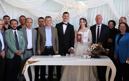 Başkan Kumral kızını yuvadan uçurdu