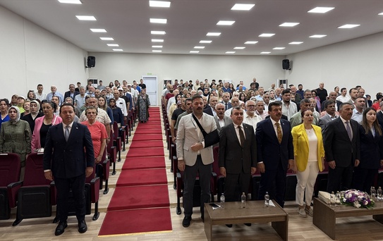Başkan engelli tiyatrocularla sahneye çıktı