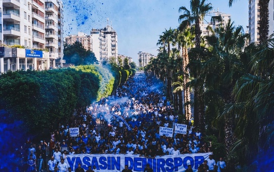 Ligi eksi 57 puanla tamamlamışlardı! Adana Demirspor taraftarı sokaklara indi