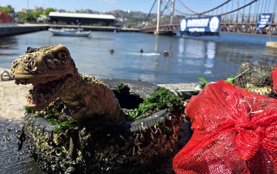 Marmara Denizi Günü'nde denizden maket dinozor çıktı