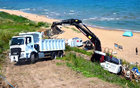 Sinop'ta sahildeki kaçak yapılara yıkım operasyonu