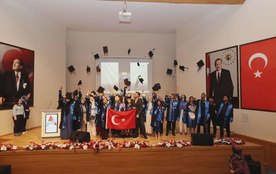 AİÇÜ İİBF’de mezuniyet heyecanı: Öğrenciler kep atarak yeni hayatlarına uğurlandı