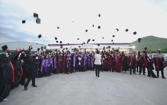 AİÇÜ’nün Patnos yerleşkesinde mezuniyet coşkusu yaşandı