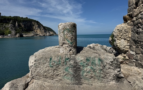 Amasra'daki Direkli Kaya'ya Vandallık