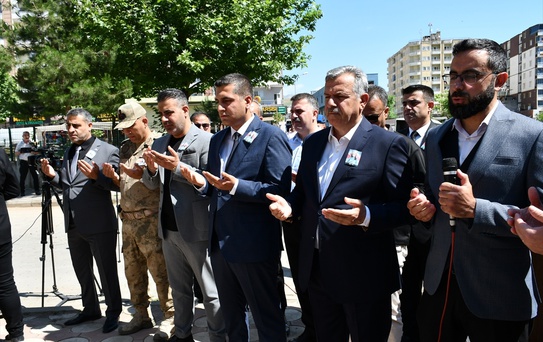Kozluk’ta şehit öğretmen ve askerler anıldı