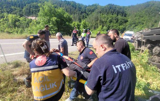 İnebolu'da Freni Boşalan Kamyon Devrildi