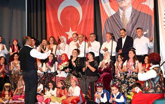 İlçe protokolünden konserde canlı performans sürprizi