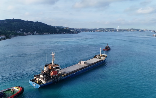 Ukrayna'da dron saldırısına uğrayan Türk gemisi, İstanbul Boğazı'ndan geçti
