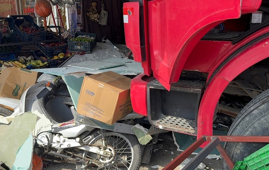 Kamyon Market'e Girdi, İşletmeci Yaralandı
