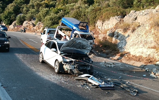 Demre'de Kaza: 2 Sürücü Yaralandı