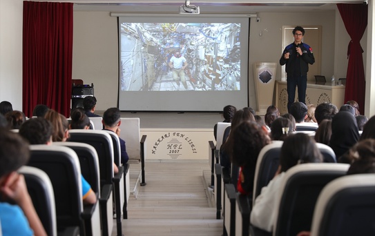 Astronot Atasever, Öğrencilerle Uzay Deneyimlerini Paylaştı