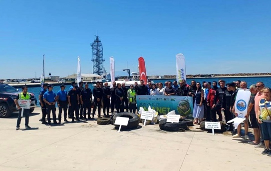 Enez'de kurbağa adamlar deniz dibindeki atıkları temizledi