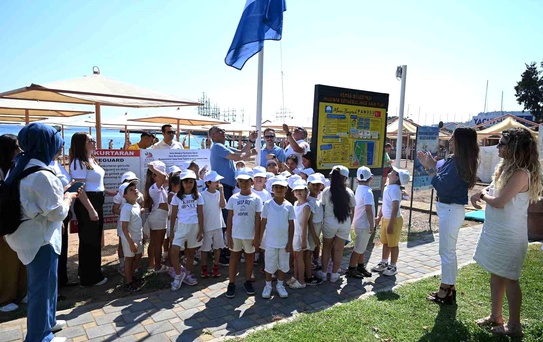Kemer Belediyesi Halk Plajı'nda mavi bayrak göndere çekildi
