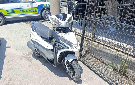Manavgat'ta Motosiklet ve Otomobil Çarpıştı