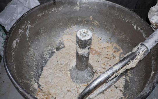Pastanede mide bulandıran görüntüler! Tatlının içinden böcek çıktı