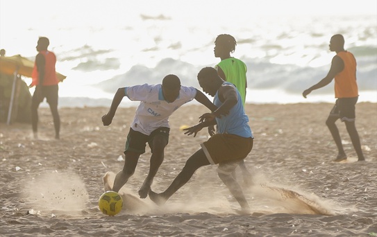Senegal Sahillerinde Gençlerin Futbol Heyecanı