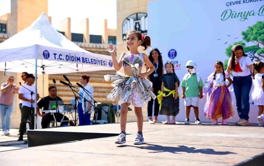 Didim'de minik tasarımcılar geri dönüşüm defilesiyle çevreye dikkat çekti