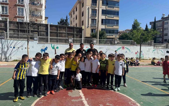 Emniyet Müdürü'nden öğrencilere sürpriz futbol sürprizi